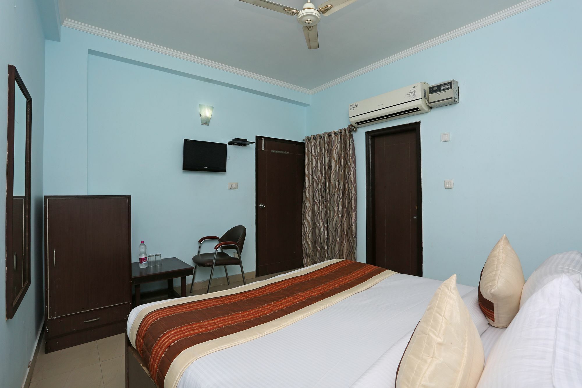 Hotel Aero Look Ню Делхи Екстериор снимка